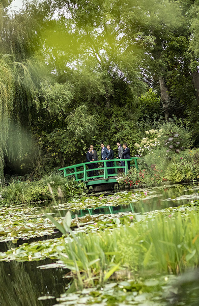 Intervenants dans les jardins de Giverny pour la présentation du forum de Giverny 2022